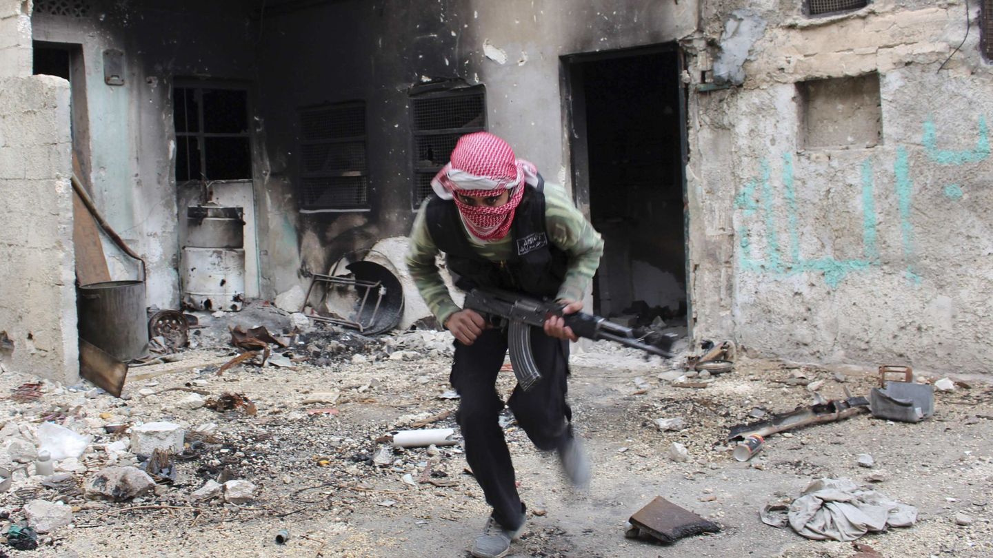 Un combatiente del ELS corre para evitar a los francotiradores en la ciudad vieja de Alepo (Reuters).