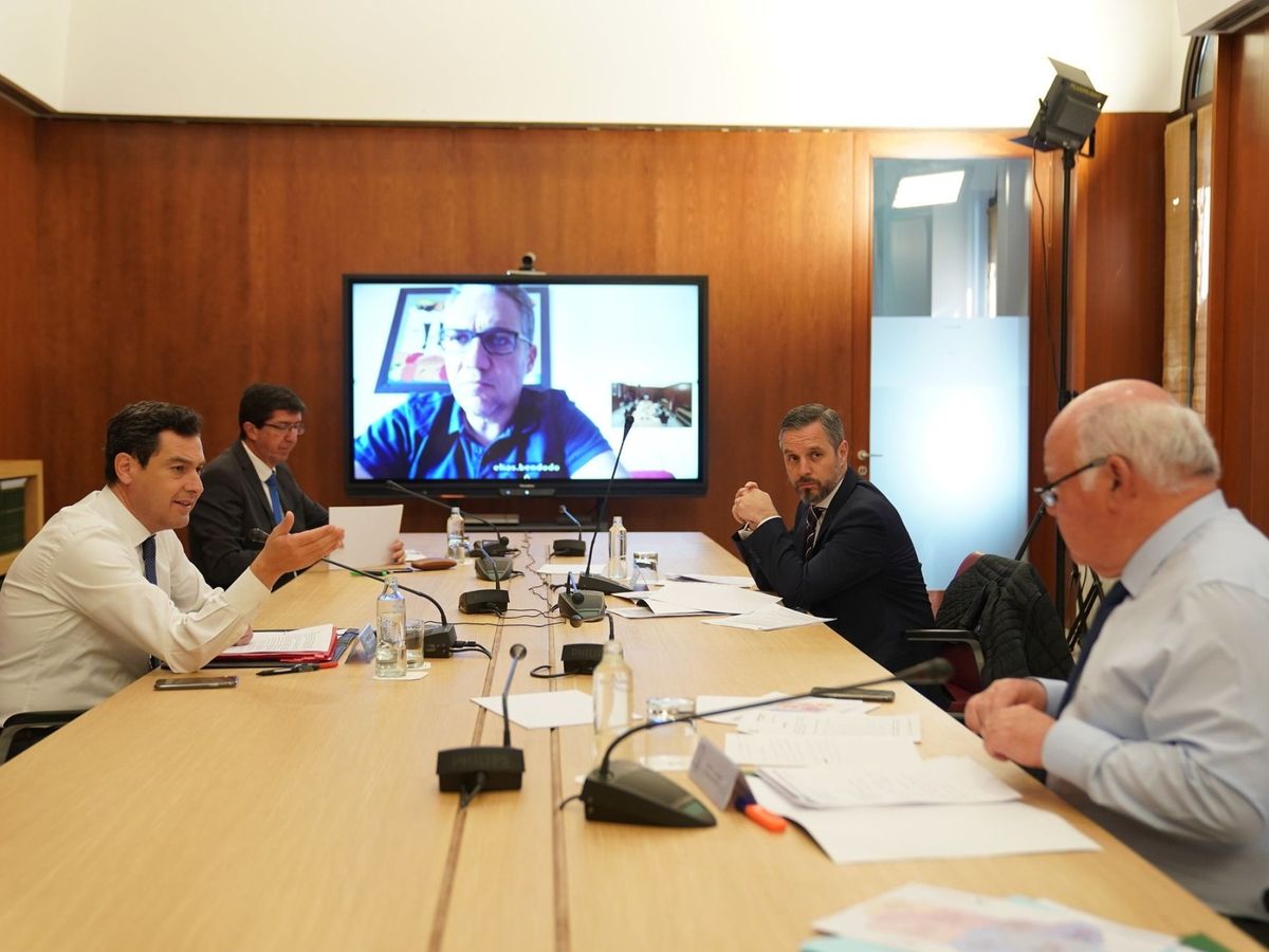 Foto: Reunión del Gabinete de Crisis de la Junta de Andalucía por el coronavirus. (EFE) 