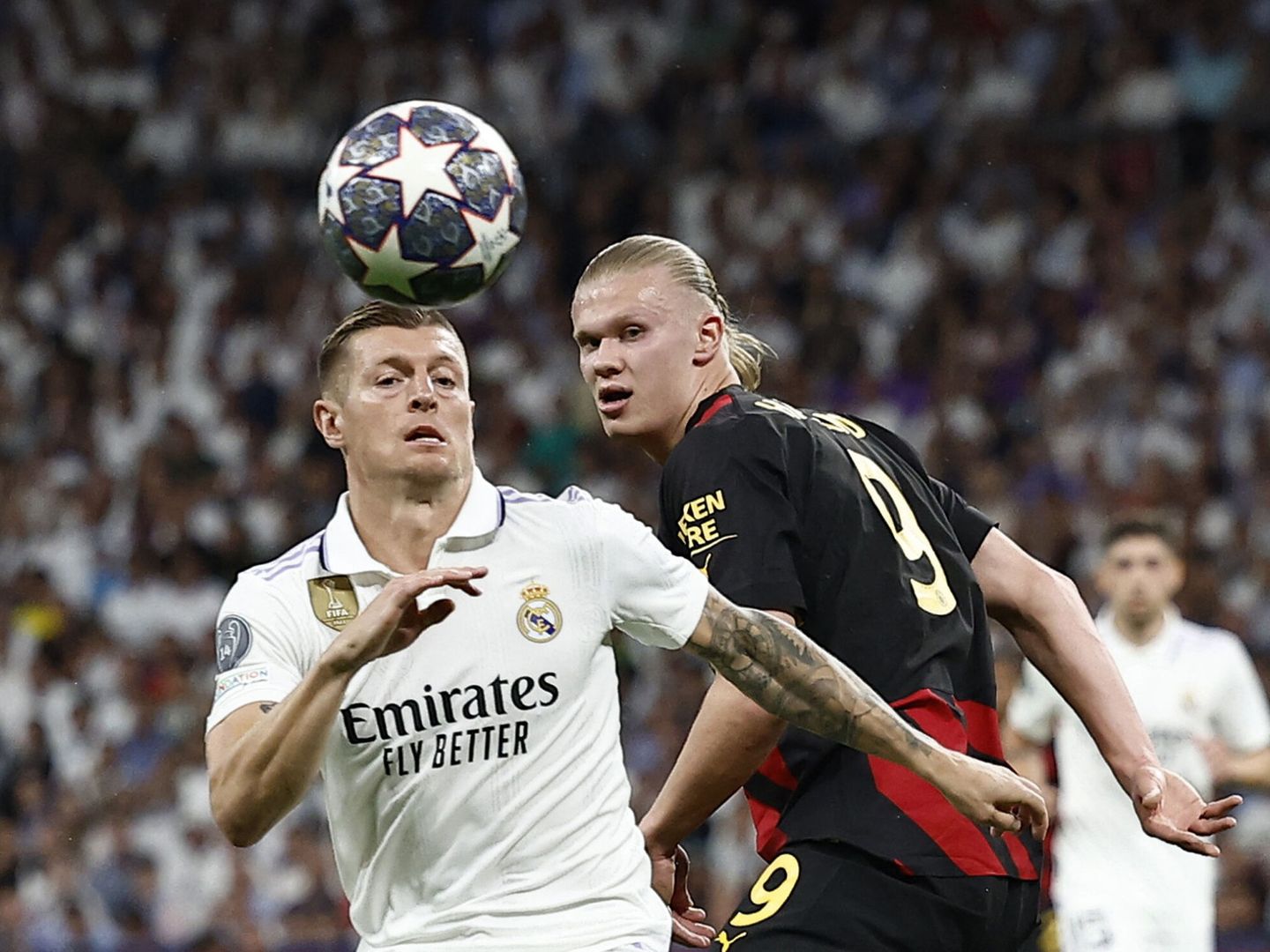Kroos gana un balón a Haaland en el partido contra el City. (EFE/Rodrigo Jiménez)