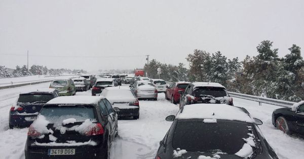 Foto: Familias atrapadas en sus coches por la nevada en la AP-6.(EFE)