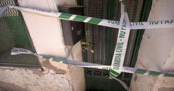 Foto: Vista del portal precintado de la casa en Pozondón (Teruel) donde la Guardia Civil ha hallado a una mujer muerta (Efe)