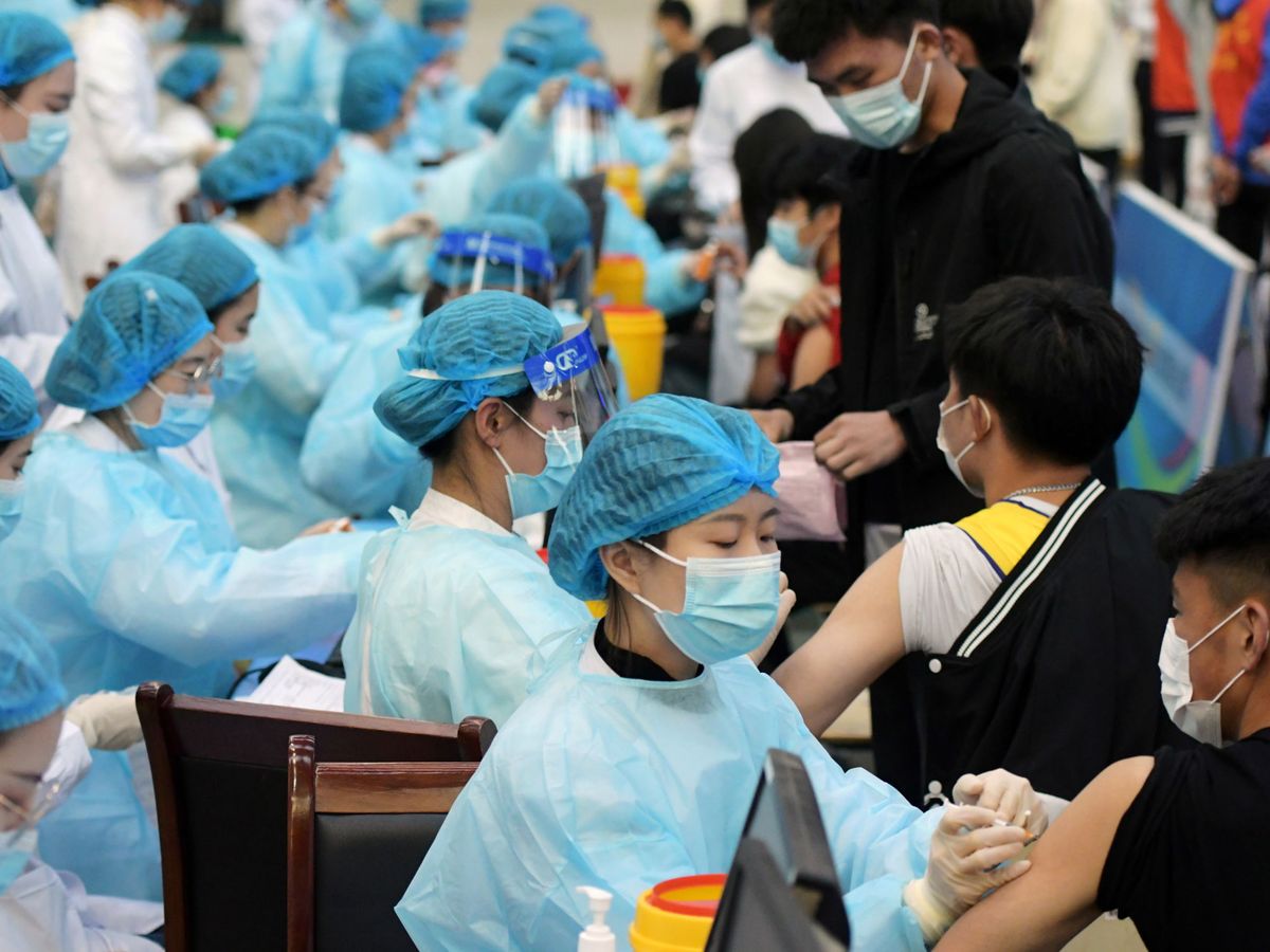 Foto: Vacunación contra el covid en Qingdao. (Reuters)