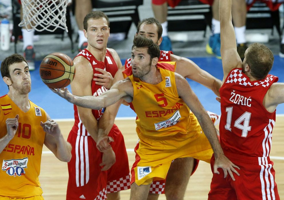 Foto: Rudy Fernández penetra a canasta ante la mirada de Claver y dos defensores croatas durante el último Eurobasket.