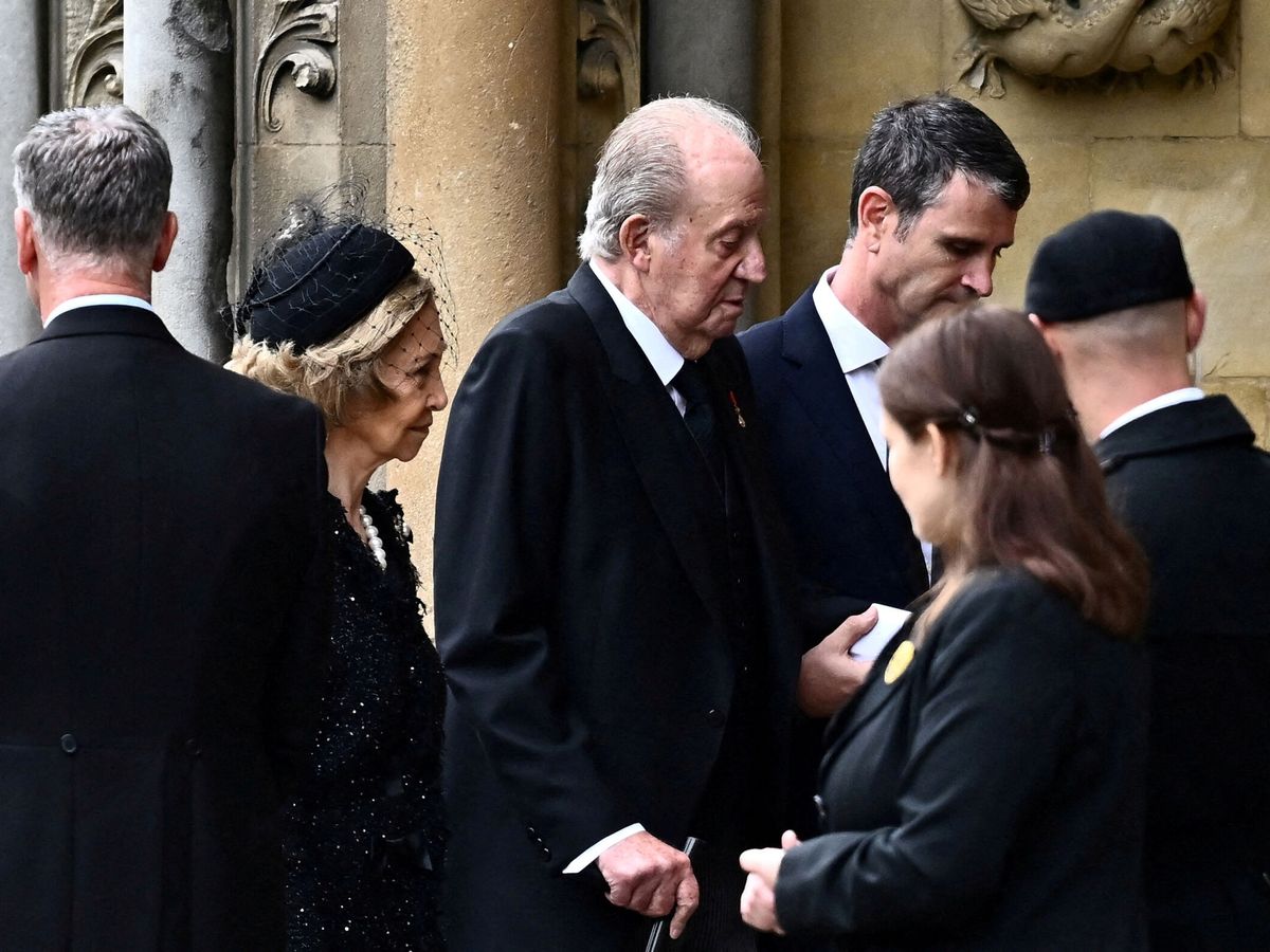 Foto: El rey emérito Juan Carlos I acude al funderal de Isabel II. (Reuters/Marco Bertorello) 