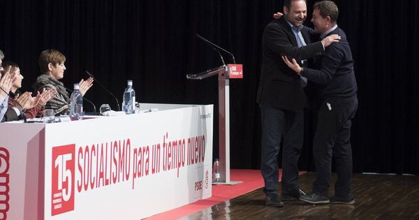Foto: José Luis Ábalos abraza al presidente manchego, Emiliano García-Page, este 28 de enero, en la apertura del 15º Congreso del PSOE de Albacete. (Borja Puig | PSOE)