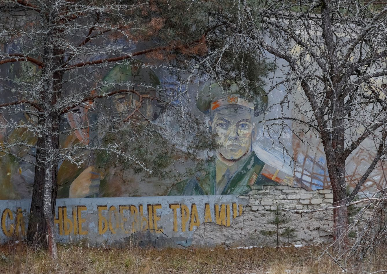 Un mural en la antigua base del Ejército soviético cerca de Chernobyl. (Reuters)
