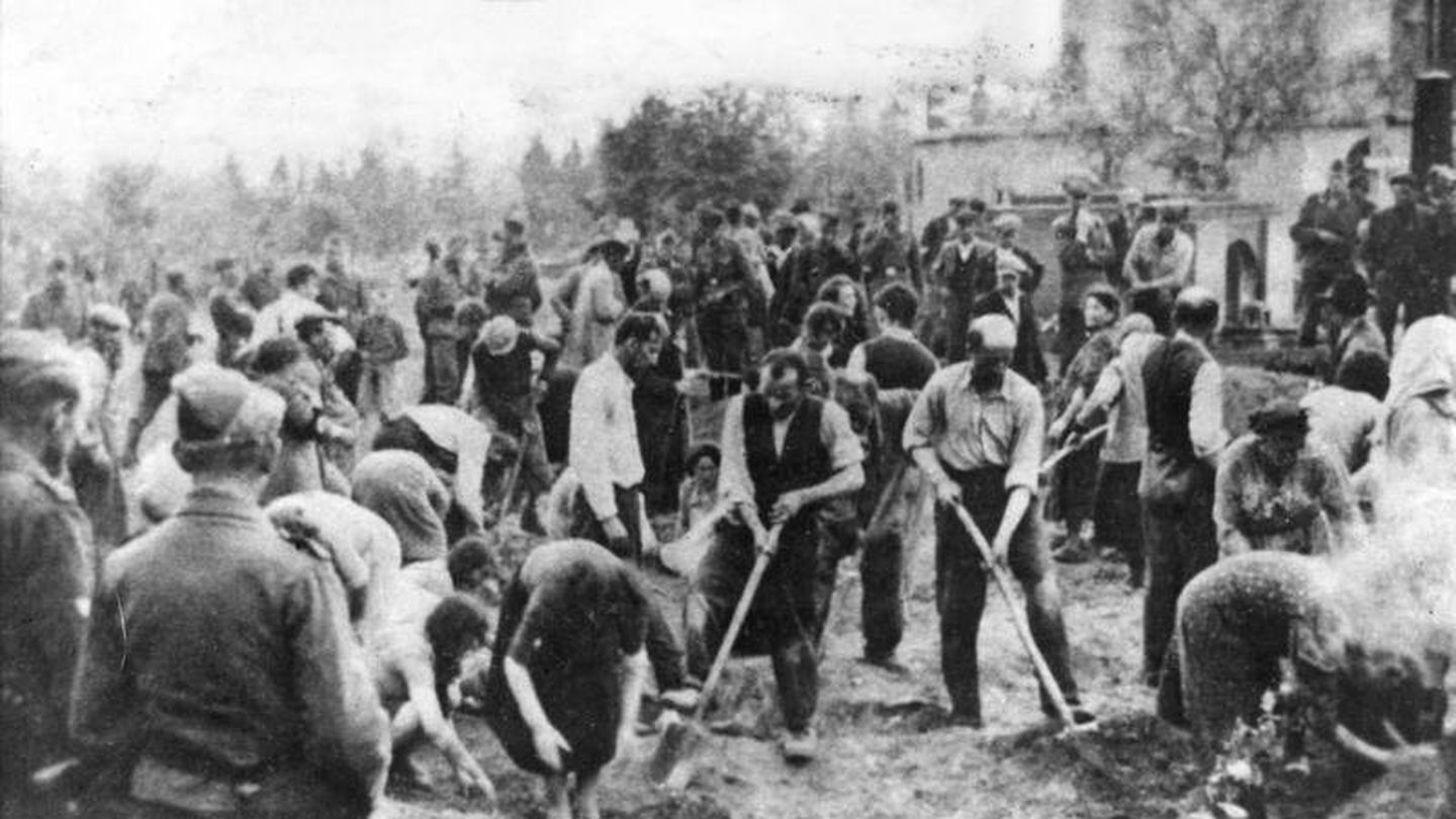 Judíos ucranianos cavando sus propias tumbas en Storow, Ucrania. 4 de julio de 1941. (Bundesarchiv)