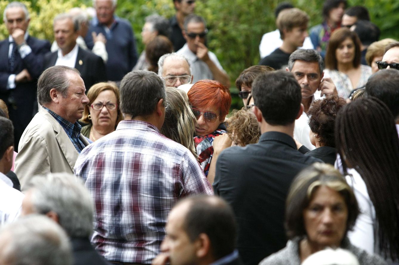 Sandra Ortega recibe el abrazo de una amiga en el entierro de su madre, Rosalía Mera. (EFE)