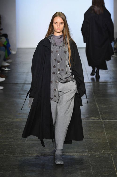 Modelo con prendas 'oversize' en la New York Fashion Week (Slaven Vlasic/Getty Images).