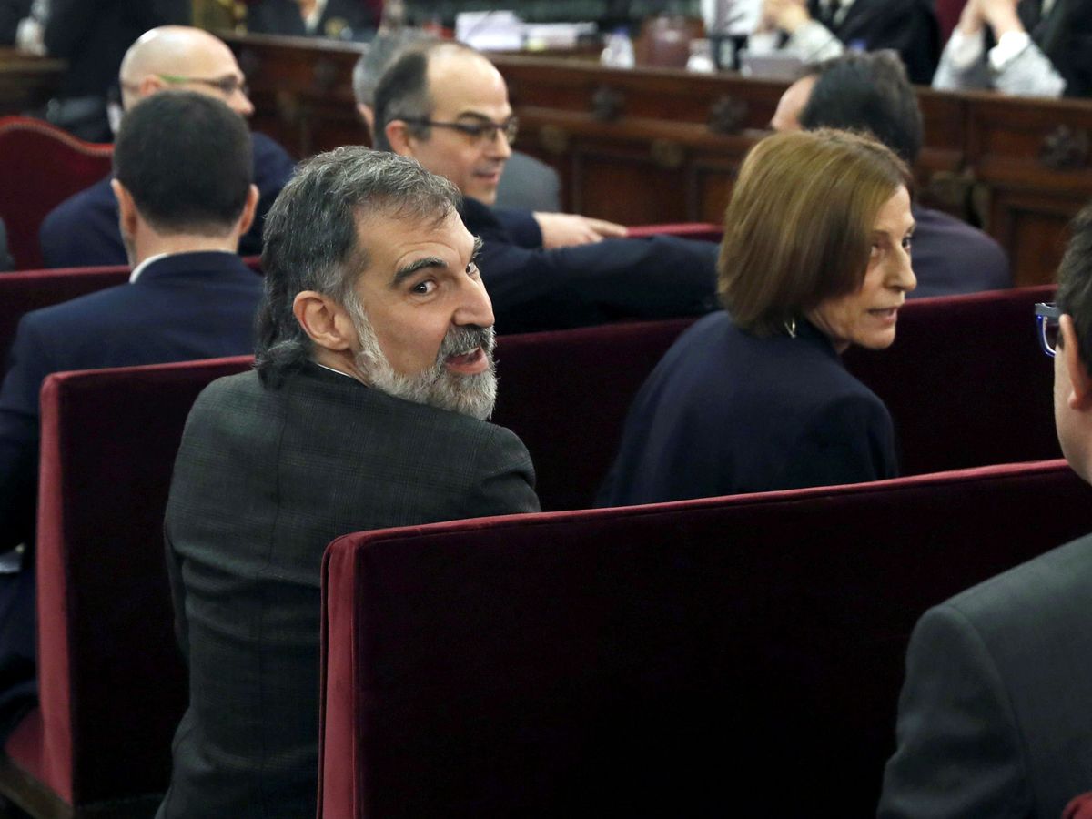 Foto: El presidente de Ómnium Cultural, Jordi Cuixart, y la expresidenta del Parlament, Carme Forcadell, durante el juicio del 'procés'. (Reuters)