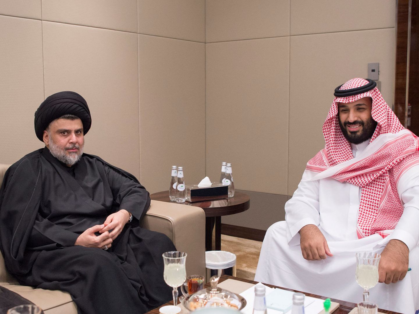 El líder chií iraquí Muqtada al-Sadr es recibido por el príncipe heredero saudí Mohammed bin Salman en Yedda, en julio de 2017. (Reuters)