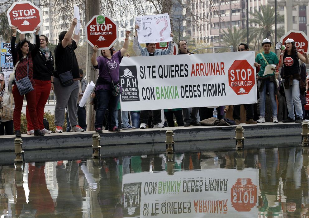 Foto: Activistas de la plataforma Stop Desahucios. (Efe)