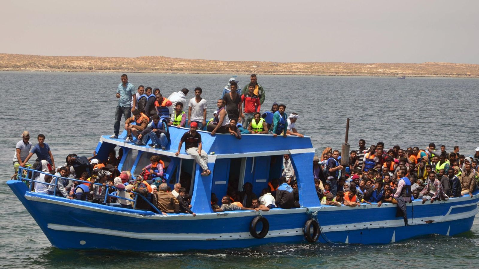 Foto: Varios inmigrantes rescatados en Lampedusa. (Reuters)