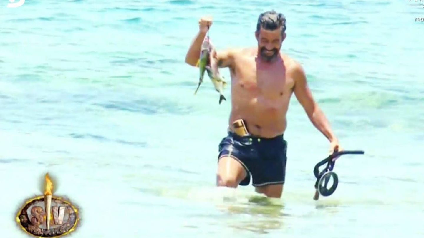 José Luis pescando en 'Supervivientes'. (Telecinco)