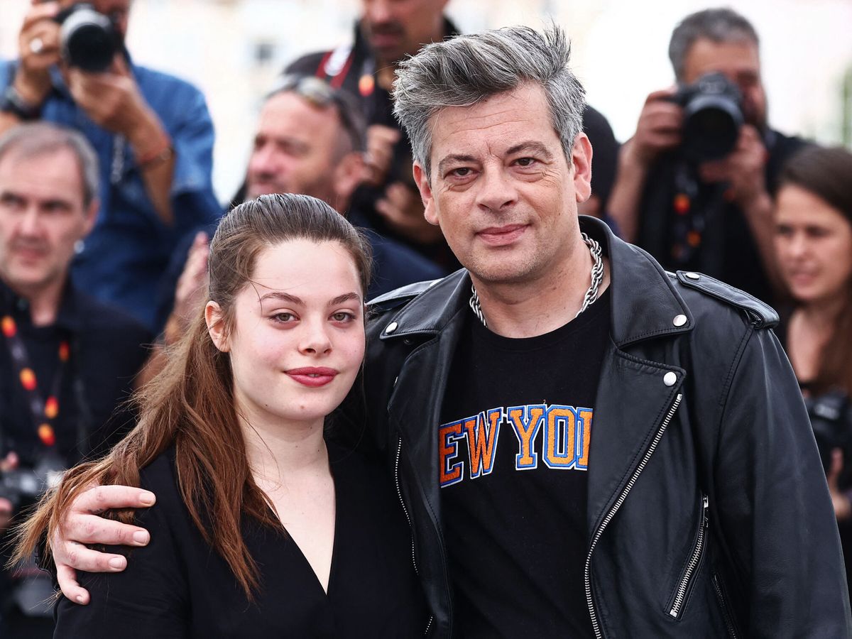 Foto: Anna Biolay, con su padre, Benjamin Biolay, durante la presentación de 'Rosalie' en el Festival de Cannes. (Reuters/Yara Nardi)