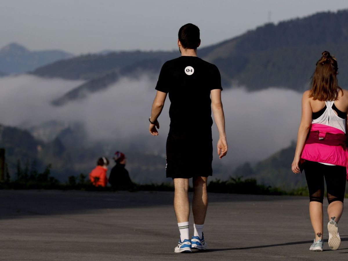 Foto: Una pareja paseando en la periferia de Bilbao. Foto: EFE LUIS TEJIDO.