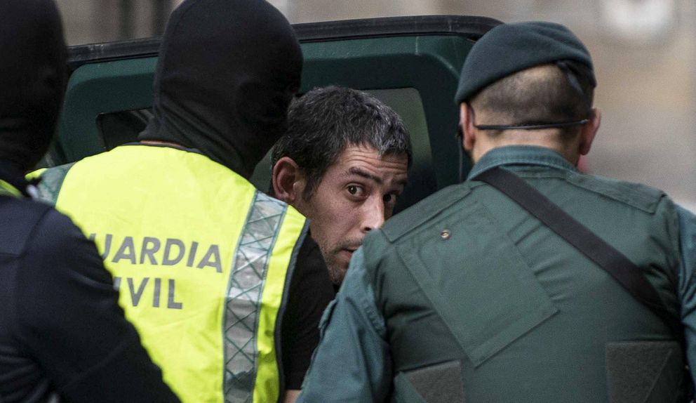 Agentes de la Guardia Civil custodian a Egoitz López de la Calle tras su detención.