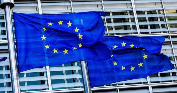 Foto: Banderas de la UE ondean a las puertas de la Comisión Europea en Bruselas. (EFE)