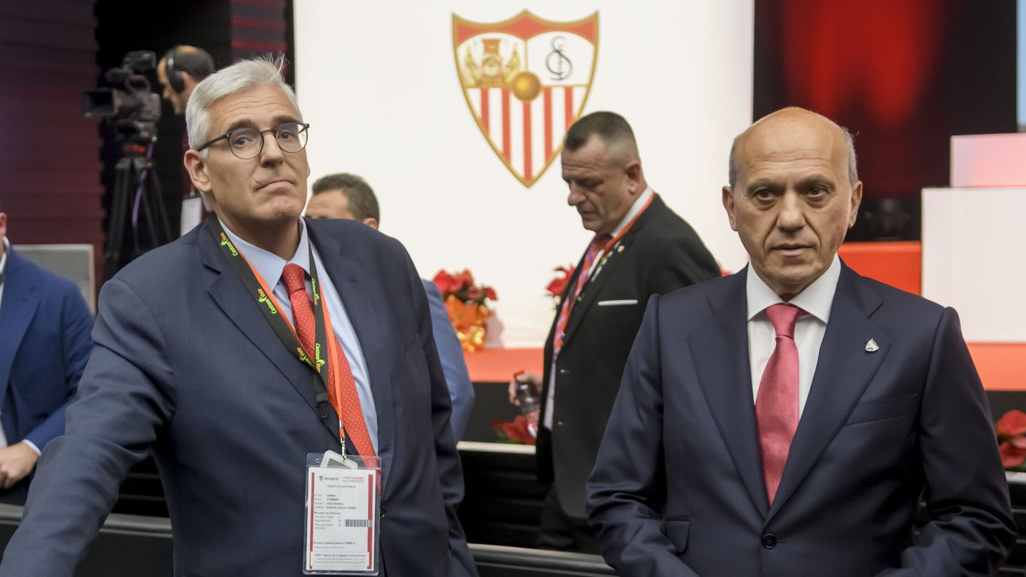 Del Nido, junto a su abogado en la junta del Sevilla. (EFE/José Manuel Vidal)