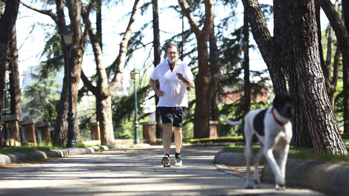 Mariano Rajoy, durante su caminata matutina en los jardines de la Moncloa cuando era presidente, el 25 de junio de 2016. (EFE)