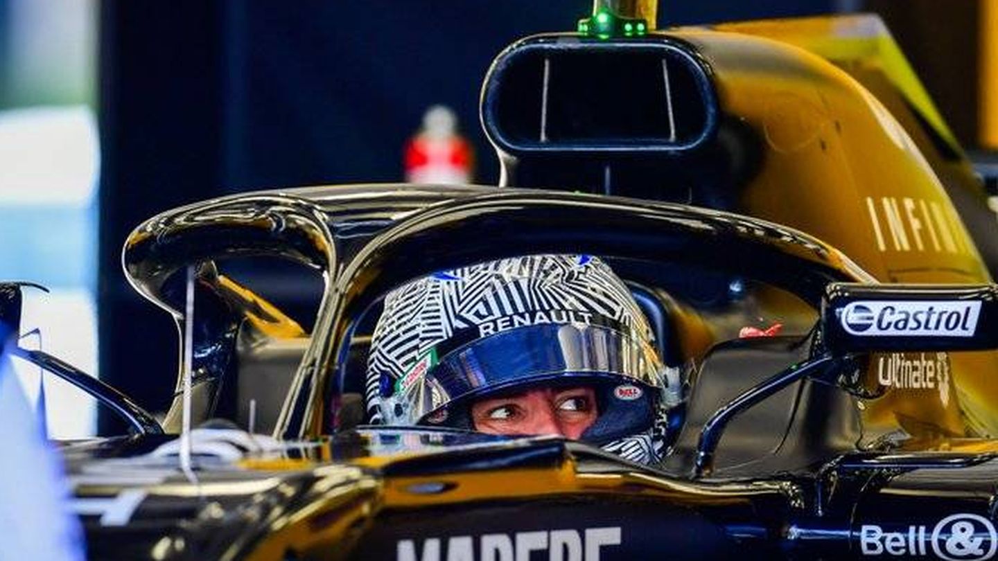 Alonso usa un casco sin decoración personalizada en el test de Bahrein (RENAULT)