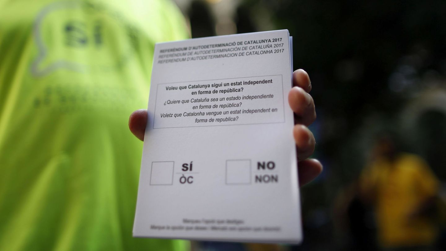 Una persona muestra una de las papeletas del referéndum. (EFE)