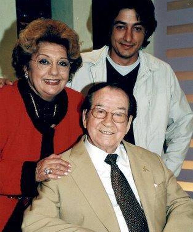Foto: Dolores Abril, Juanito Valderrama y su hijo. (Sevilla Press)