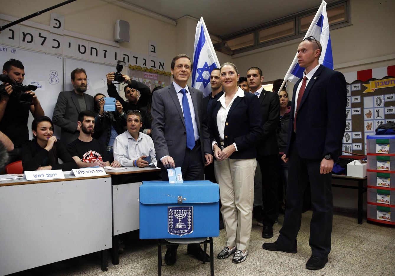 Herzog vota junto a su esposa en un colegio electoral de Tel Aviv (Reuters).