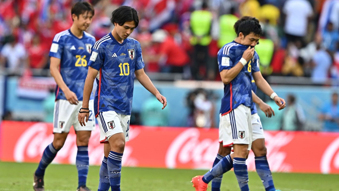 Los jugadores de la selección japonesa, cabizbajos tras caer ante Costa Rica.