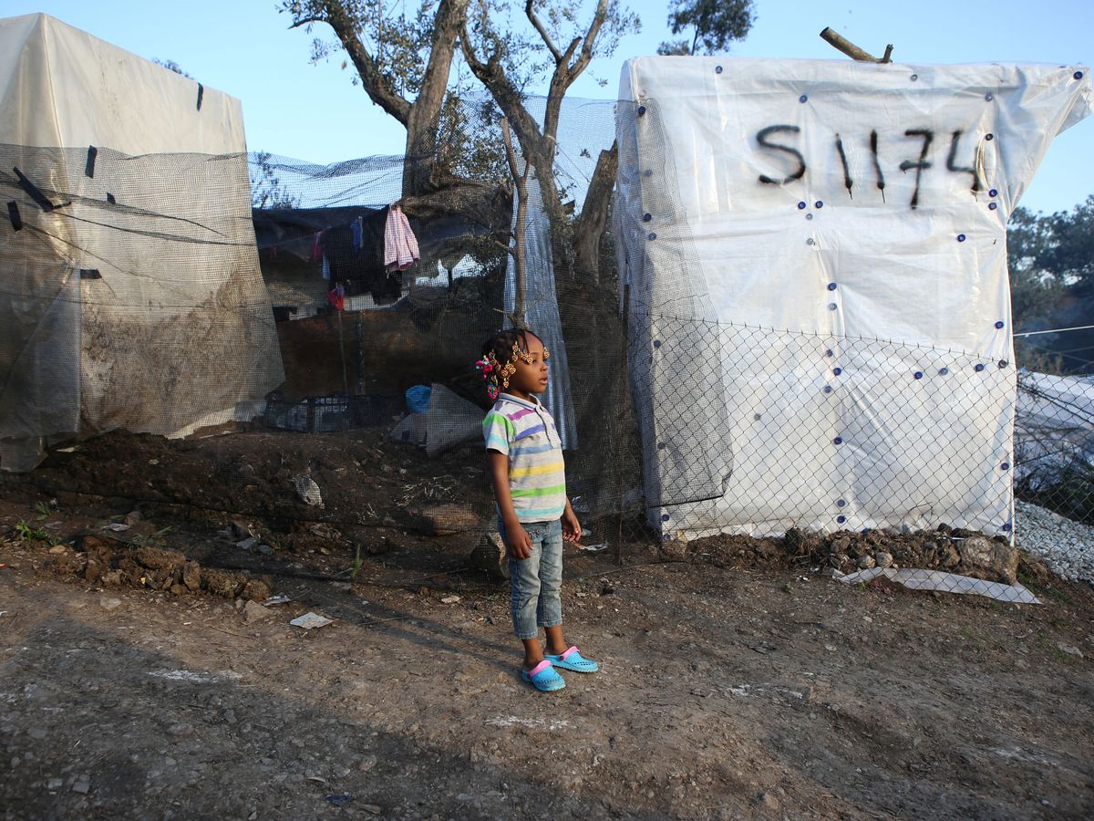 Foto: Una niña junto a una tienda de campaña en el campo de refugiados de Moria, en la isla de Lesbos. (Reuters)