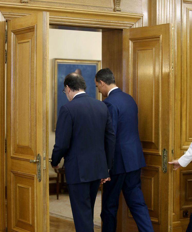 Foto: El rey Felipe VI y el presidente en funciones, Mariano Rajoy, se reúnen en el Palacio de la Zarzuela, este 28 de julio. (EFE)