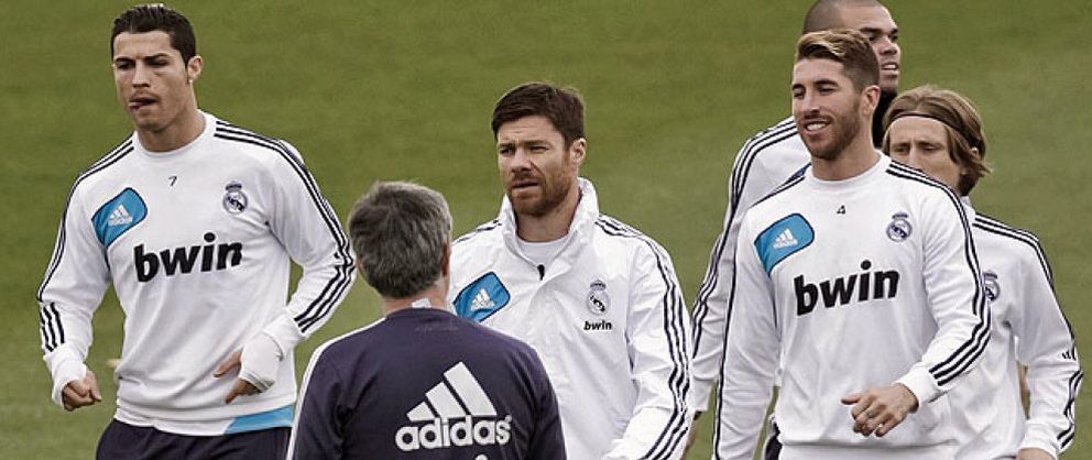 Foto: Los jugadores del Real Madrid se suben a la pasarela para dar la cara por el club