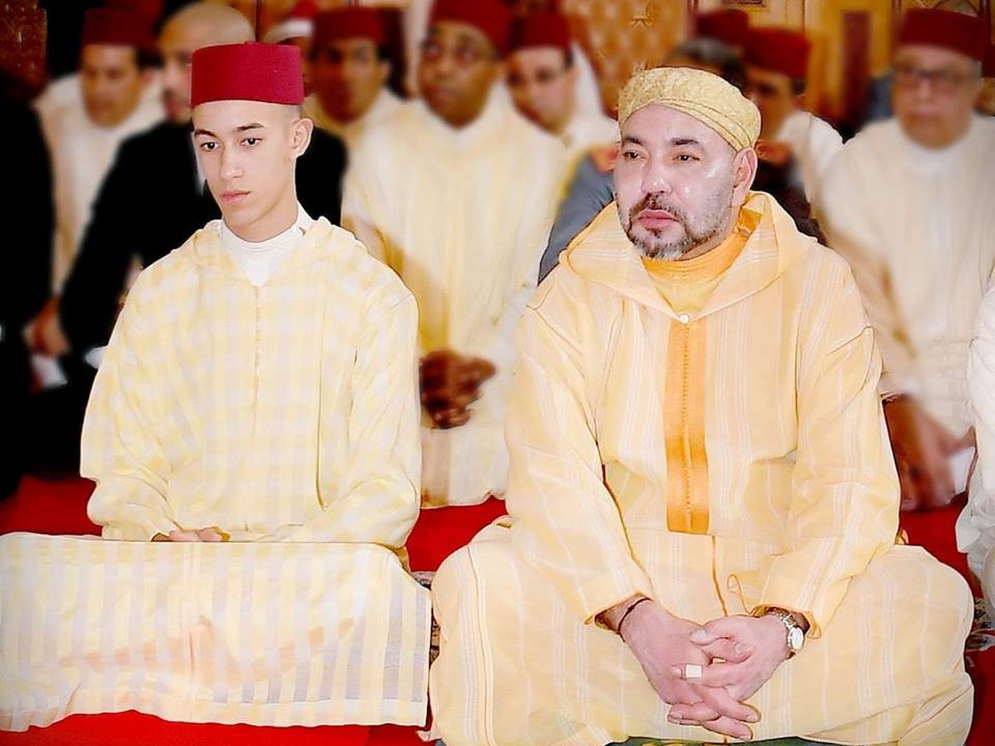 Mohamed VI y su hijo Moulay Hassan en una mezquita de Rabat el 20 de abril. (MAP) 