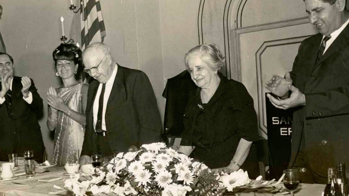 Los empleados de Goya homenajearon a Prudencio y Carolina en 1968 con motivo de su jubilación. (Goya)