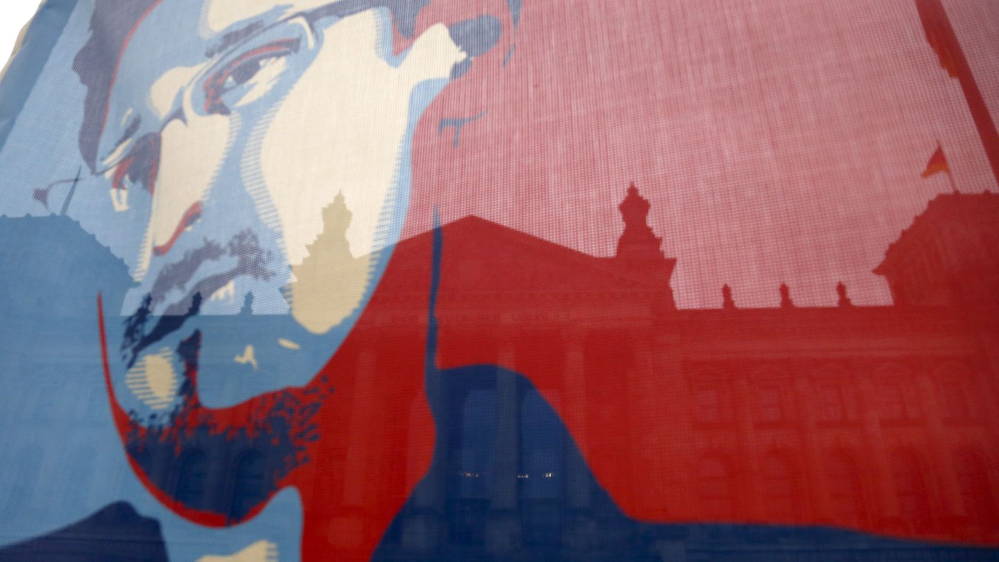 El Bundestag tras una bandera con la imagen de Snowden, en Berlín (Reuters).