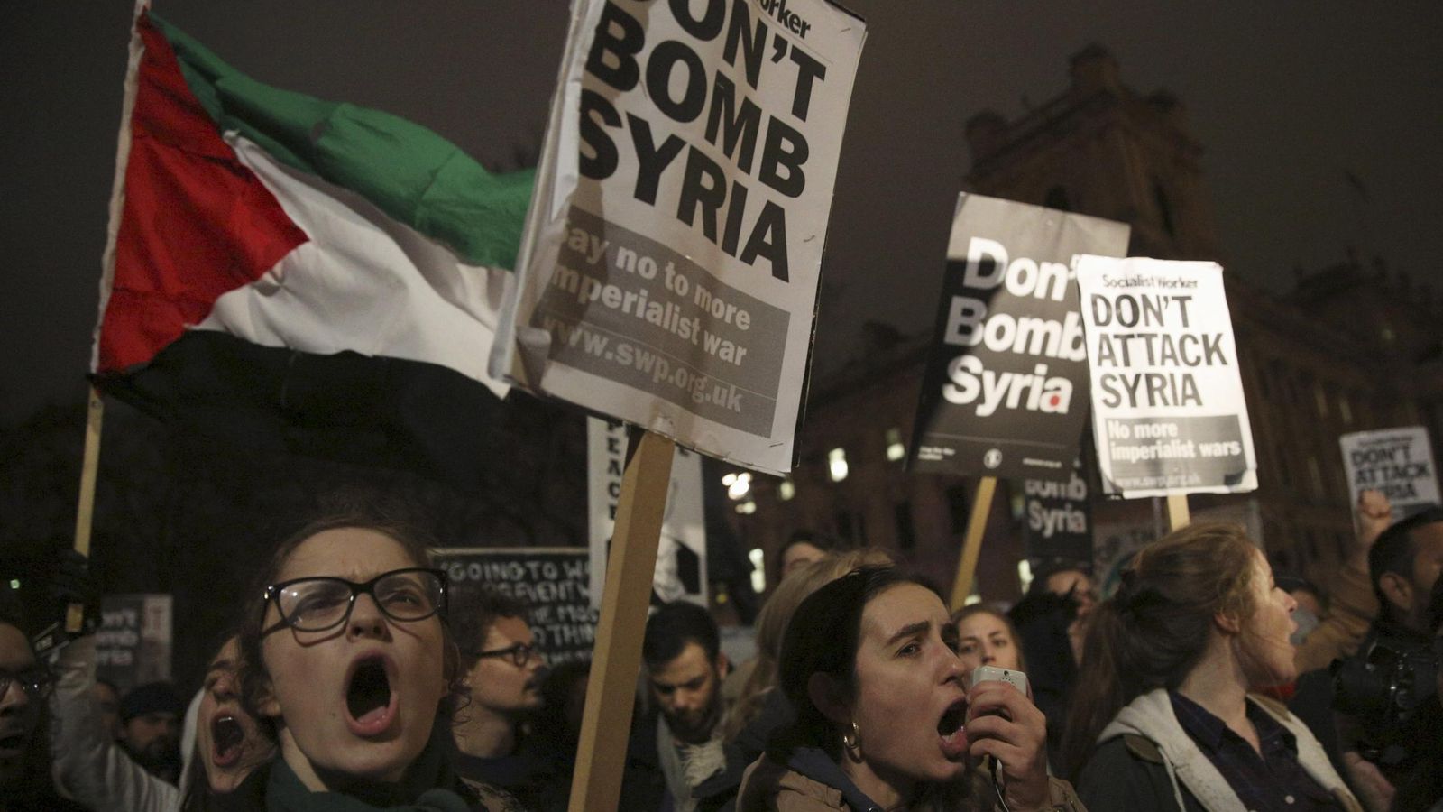 Foto: Manifestantes contrarios a la intervención de Reino Unido en Siria protestan ante el Parlamento, en Londres (Reuters).