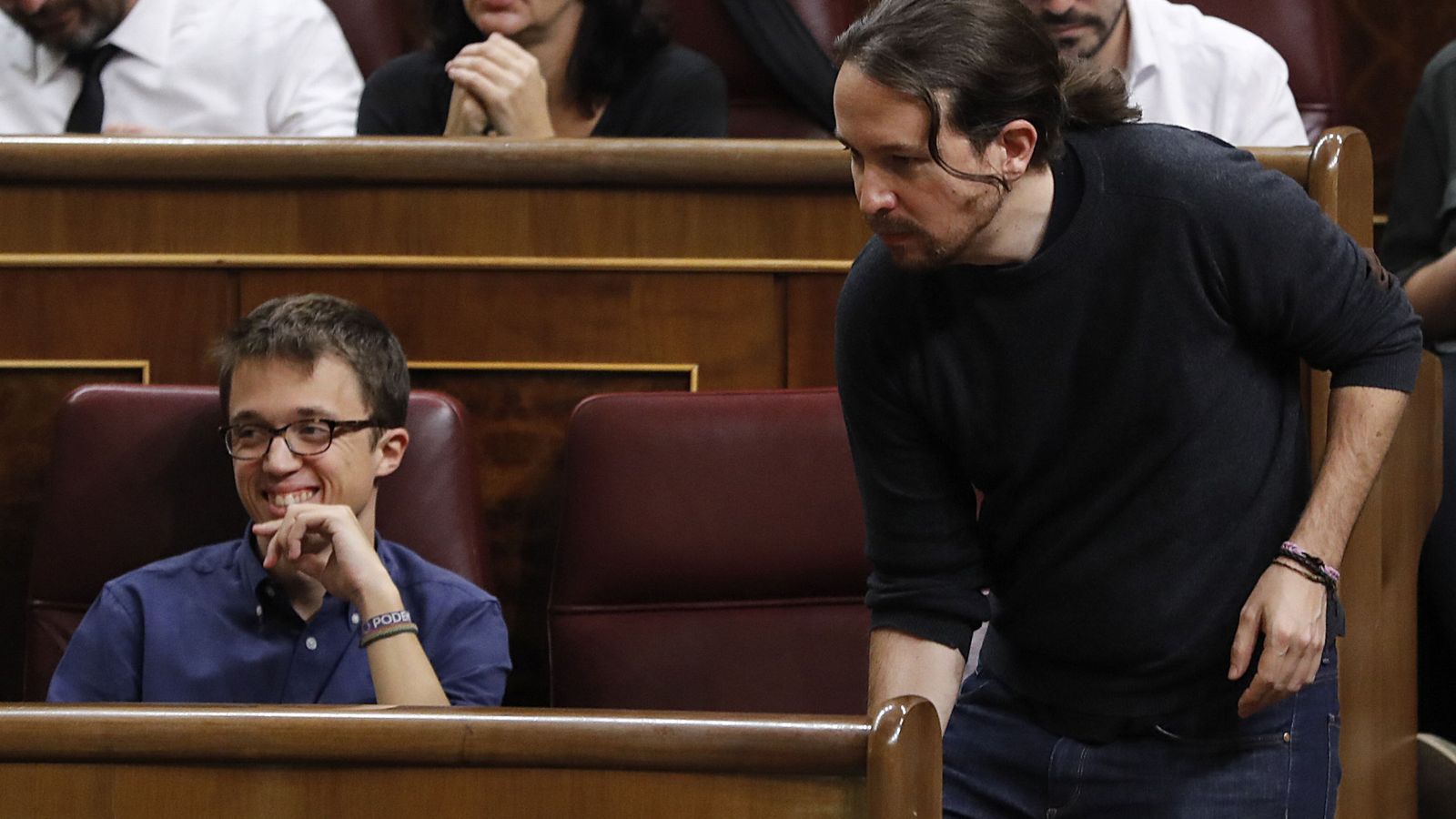 Foto: El líder de Podemos, Pablo Iglesias (d), y el portavoz parlamentario de Unidos Podemos, Íñigo Errejón (i), durante el debate de investidura del candidato del PP, Mariano Rajoy. (EFE)