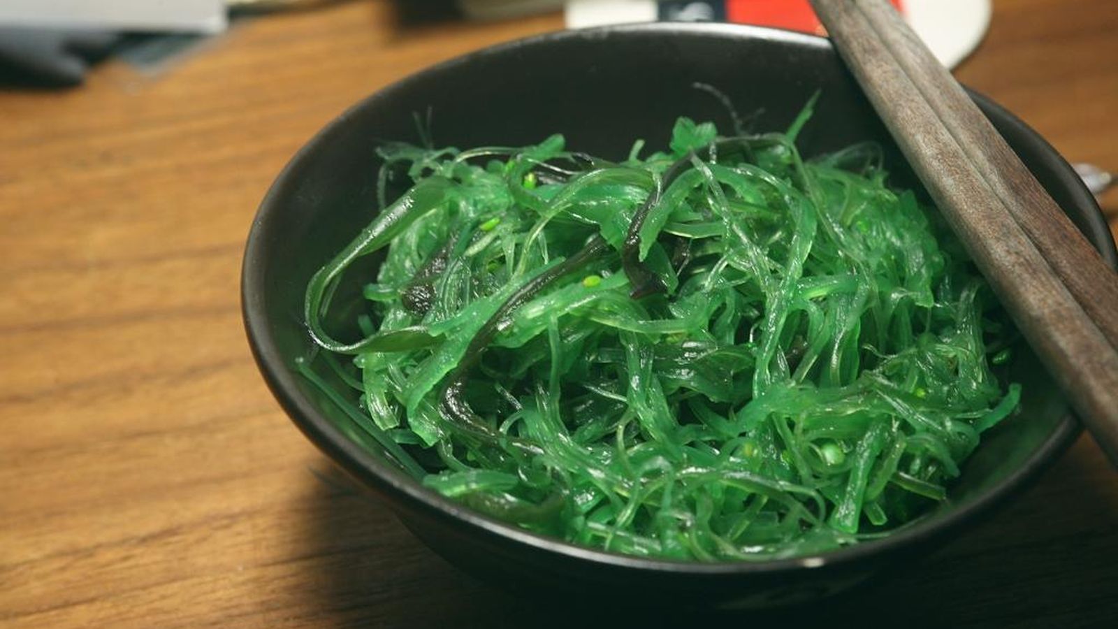 Чука водоросли полезные. Водоросли Хияши вакаме. Хаяши вакаме. Зеленые водоросли вакаме. Namura Wakame.