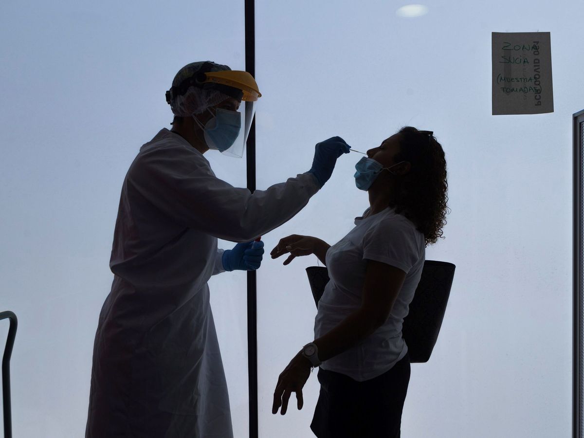 Foto: Un enfermero de urgencias del 061 realiza los test PCR en la sede del 061 en Zaragoza (EFE) 