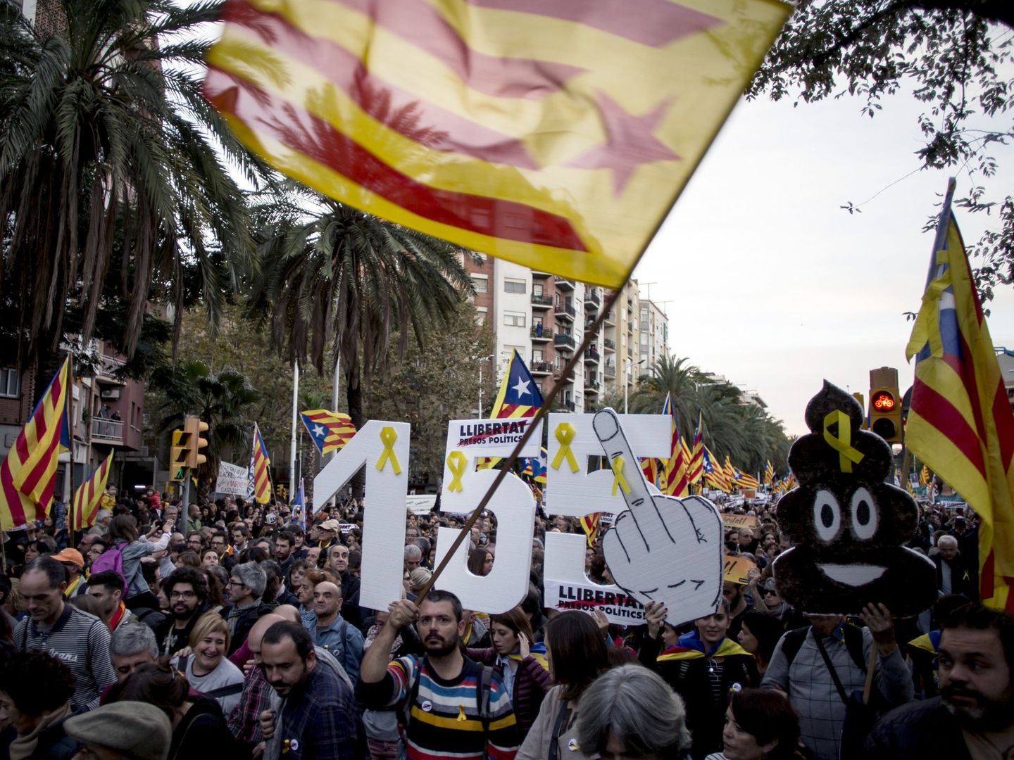 Manifestación convocada por la ANC y Òmnium en Barcelona para exigir la libertad de los presos. (EFE)