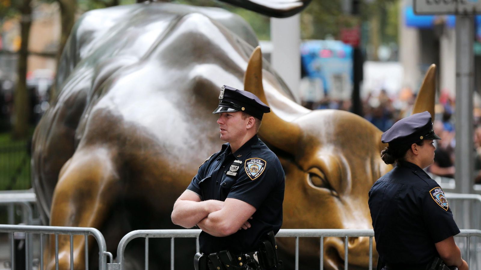 Foto: Policías prestan guardia frente a la estatua del toro en Nueva York. (EFE) 