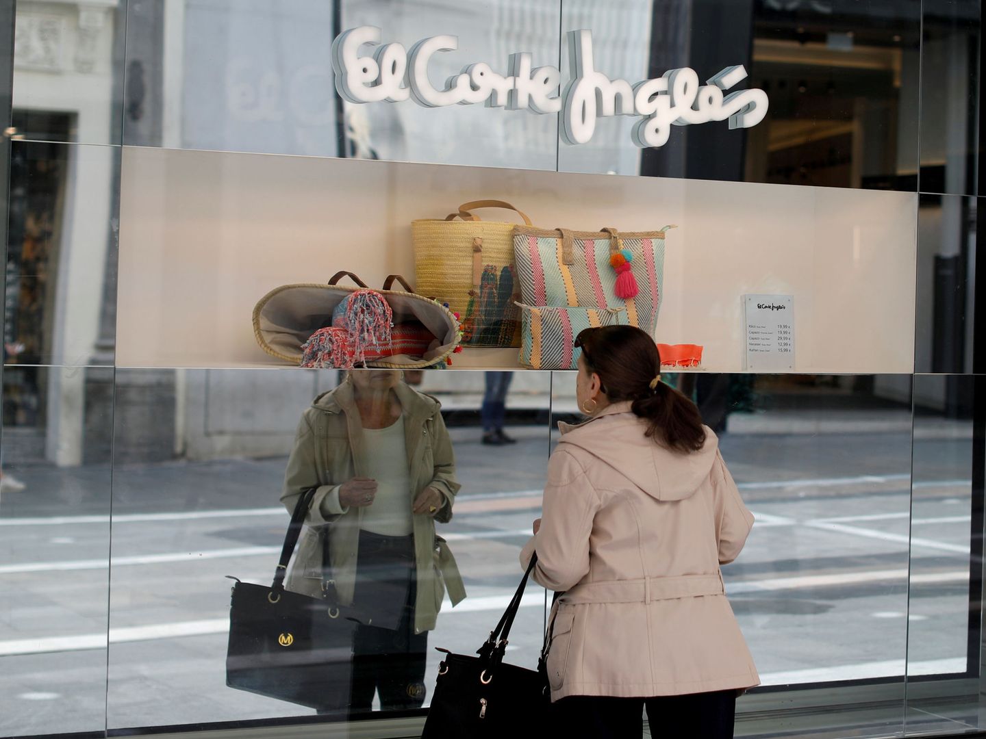 Una mujer mira un escaparate en una tienda de El Corte Inglés. (EFE)