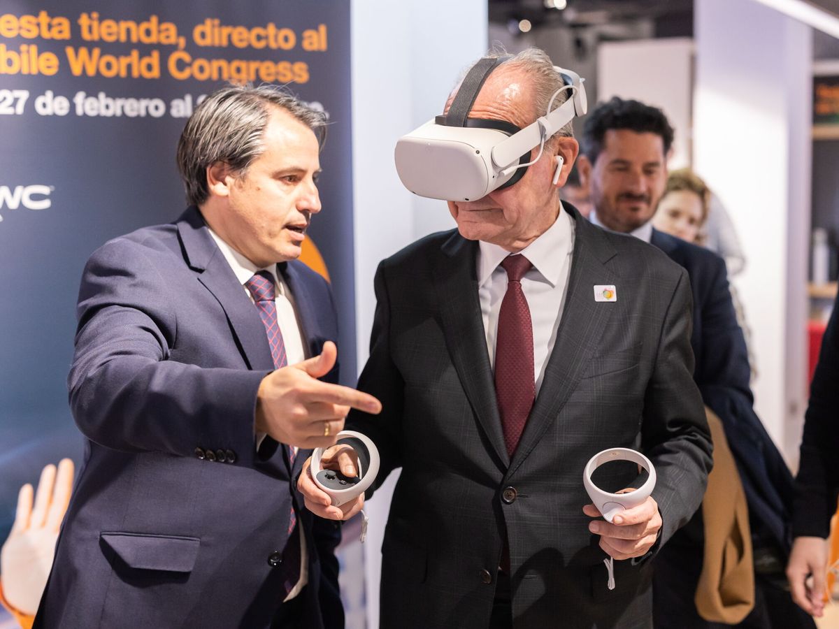 Foto: Francisco de la Torre, probando unas gafas de realidad virtual en un evento en Málaga. (EFE/Carlos Díaz)
