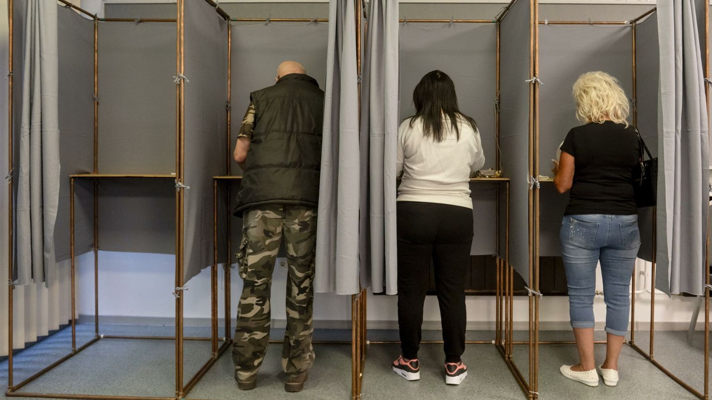 Votantes en las elecciones europeas en Hungría. (EFE/Peter Komka) 