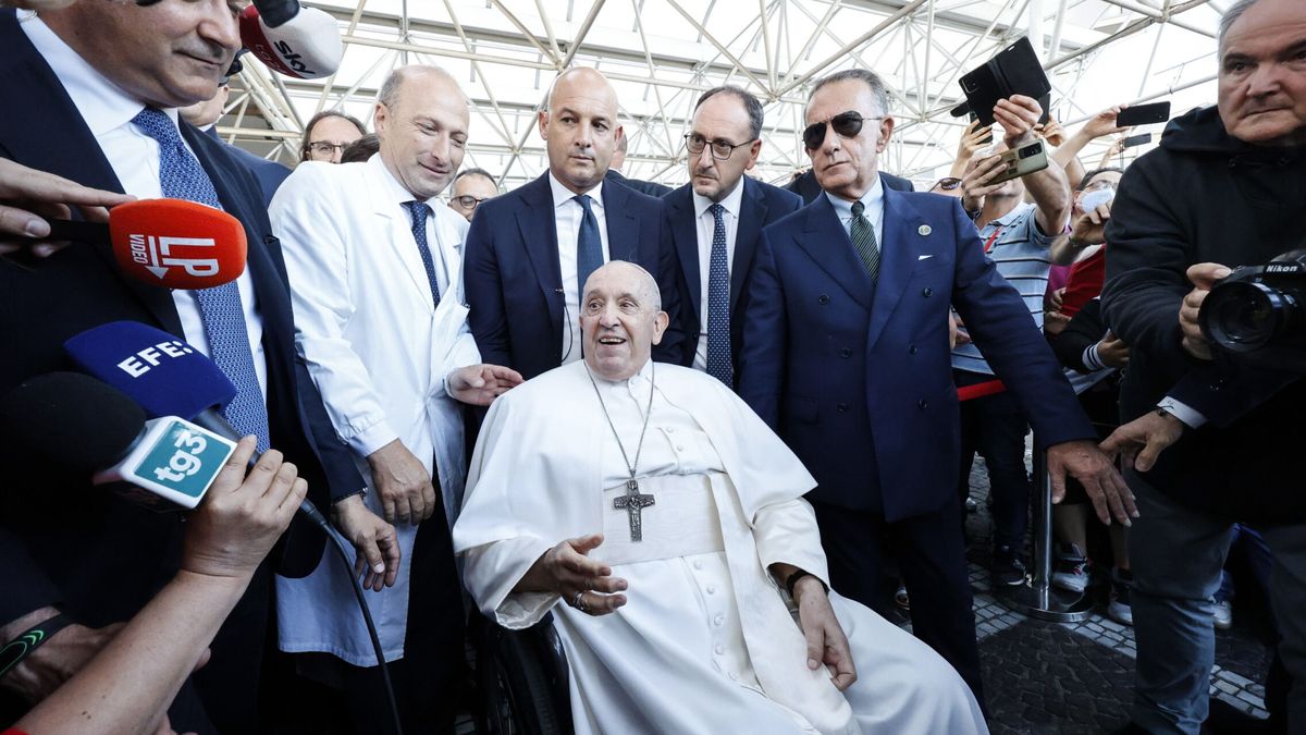 El papa regresa al Vaticano después de haber sido operado de una hernia abdominal