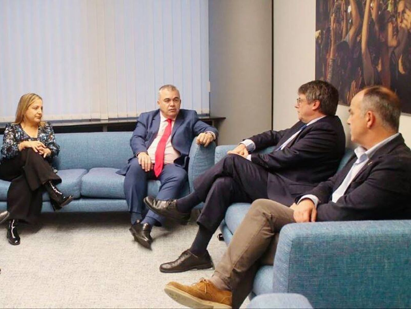 Santos Cerdán y Carles Puigdemont en la sala de espera. (EFE)