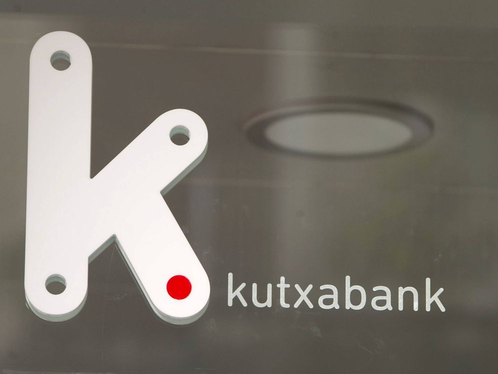 Foto: Logo de Kutxabank en una oficina de Vitoria. (EFE)