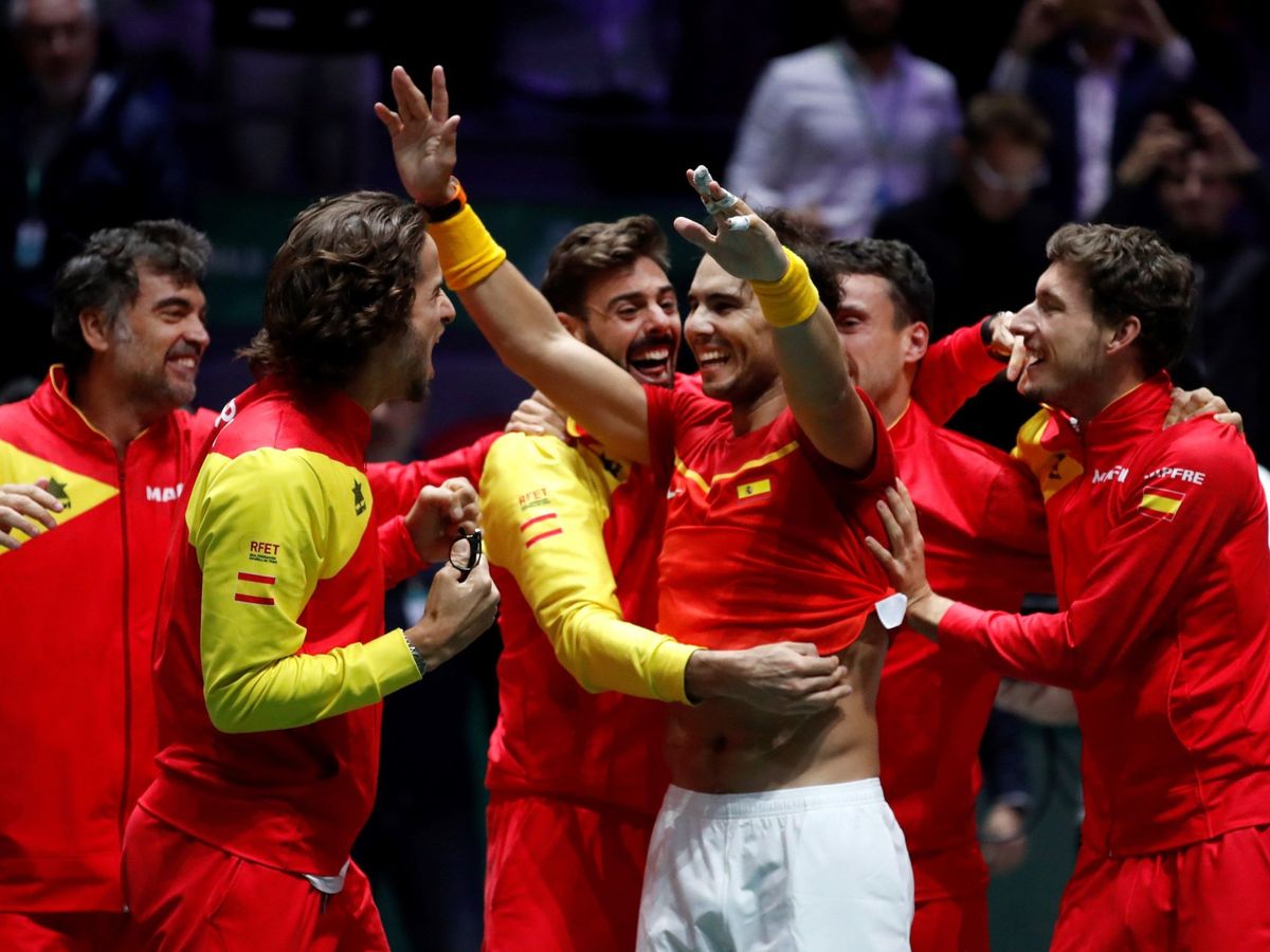 Foto: Rafa Nadal y el resto de integrandes de España celebra el título ante Canadá. (EFE)