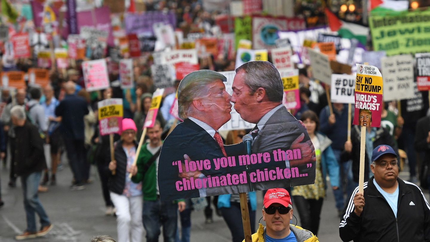 Varios manifestantes protestan en Londres contra la visita de Donald Trump al país. (EFE)