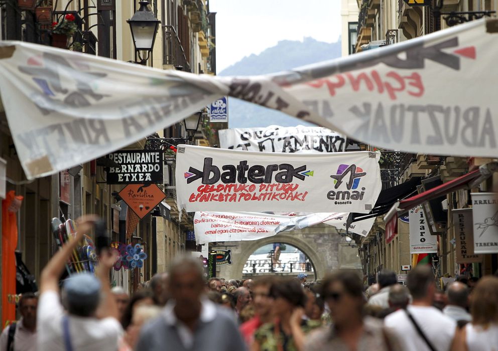 Foto: Pancartas y carteles afines a la izquierda abertzale en San Sebastián. (EFE)
